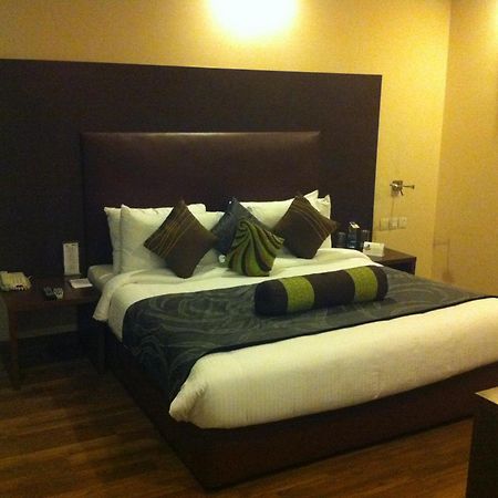 Vibe By The Lalit Traveller Hotel Faridabad Bagian luar foto