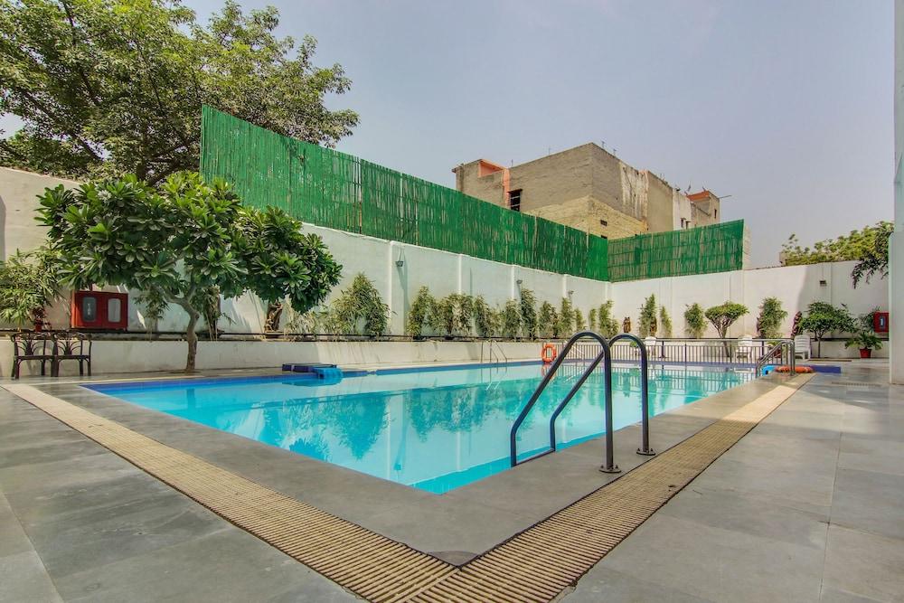 Vibe By The Lalit Traveller Hotel Faridabad Bagian luar foto