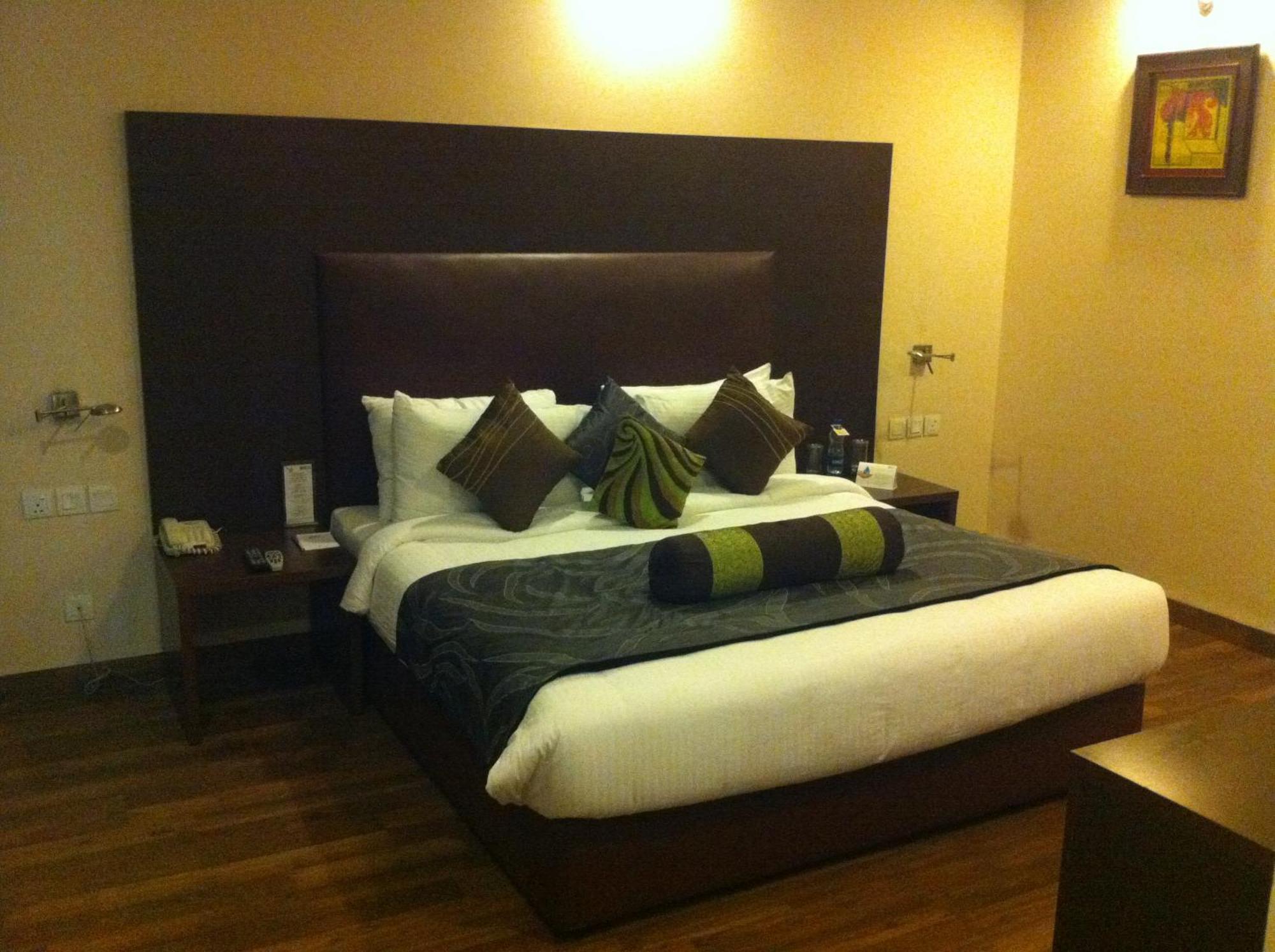 Vibe By The Lalit Traveller Hotel Faridabad Bagian luar foto