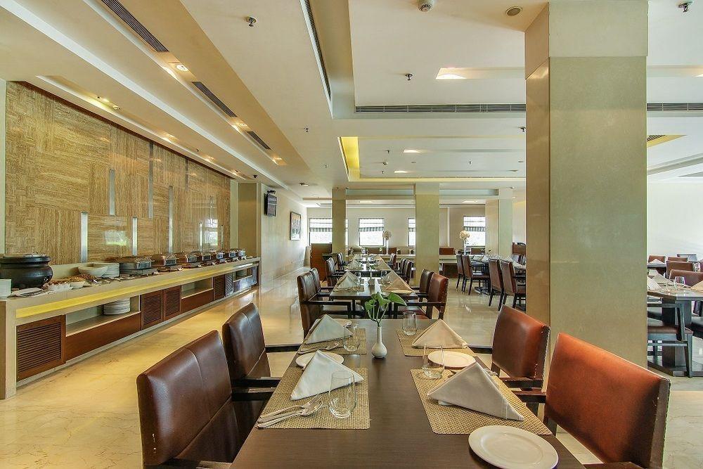 Vibe By The Lalit Traveller Hotel Faridabad Bagian luar foto