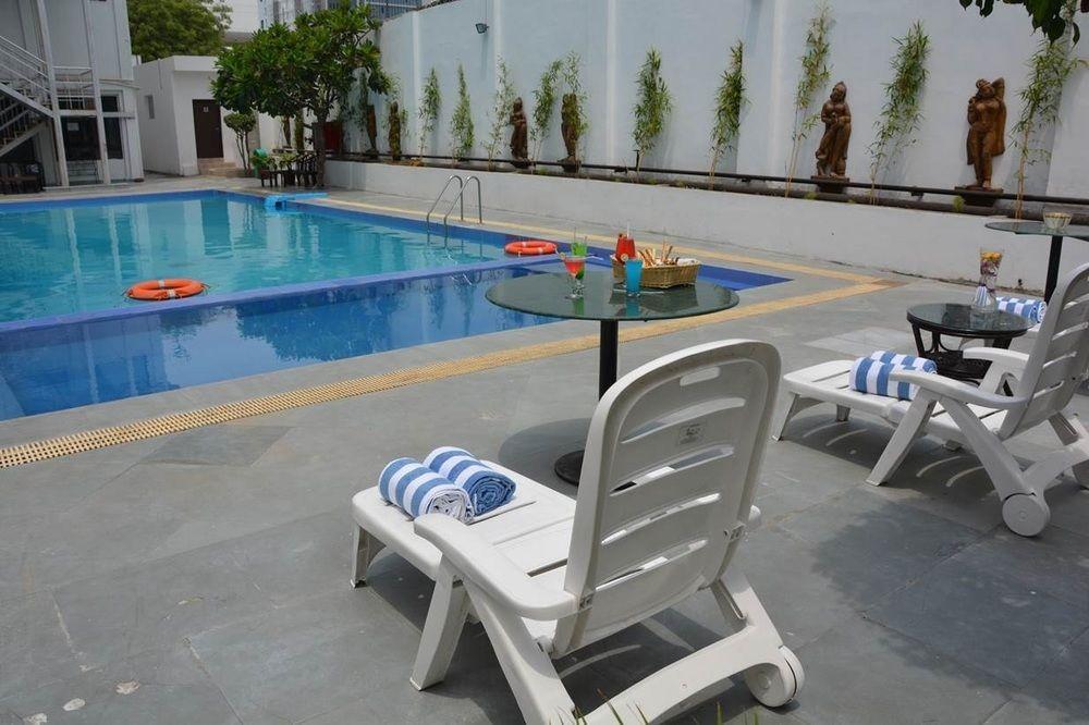Vibe By The Lalit Traveller Hotel Faridabad Bagian luar foto