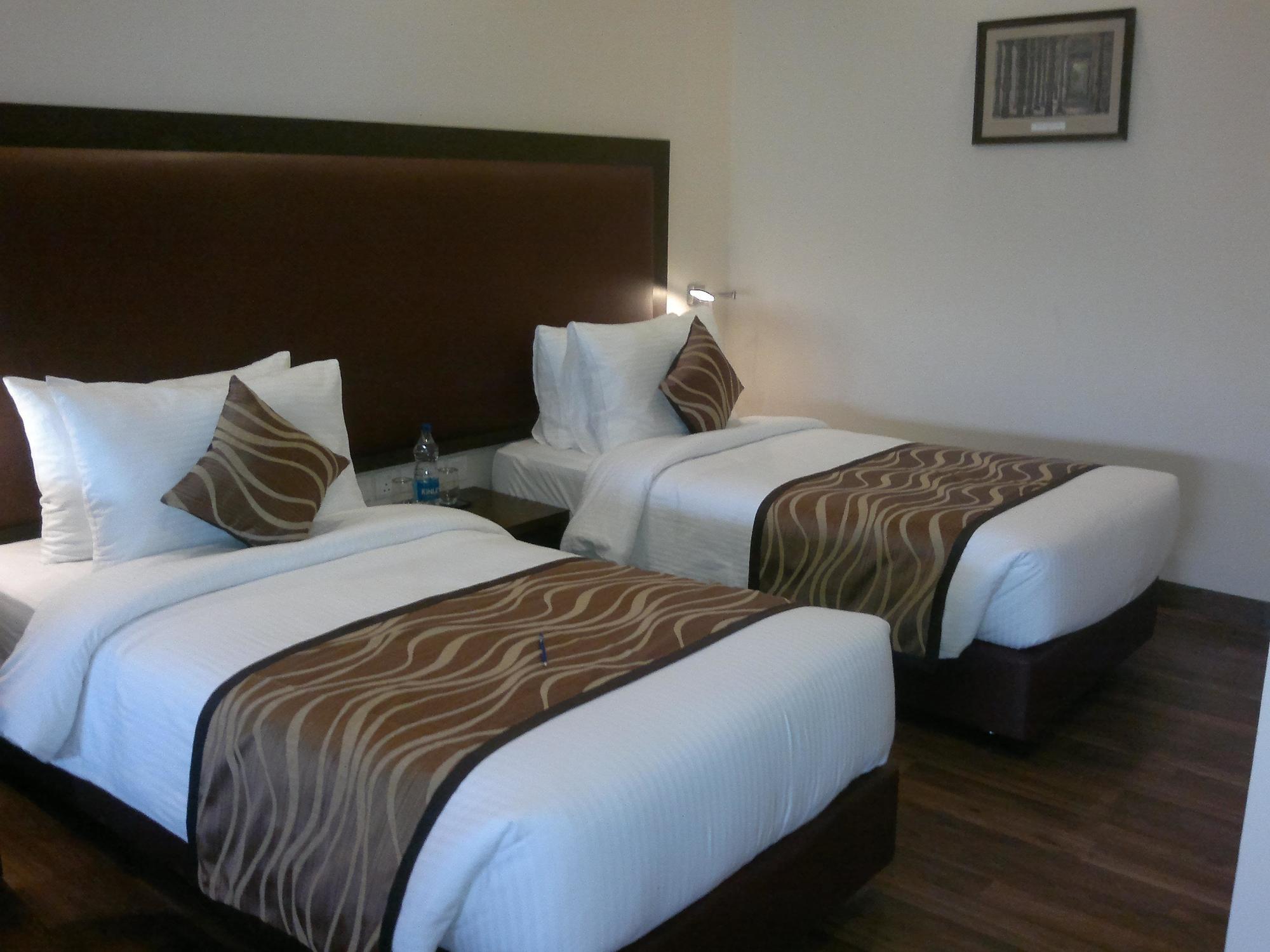 Vibe By The Lalit Traveller Hotel Faridabad Bagian luar foto