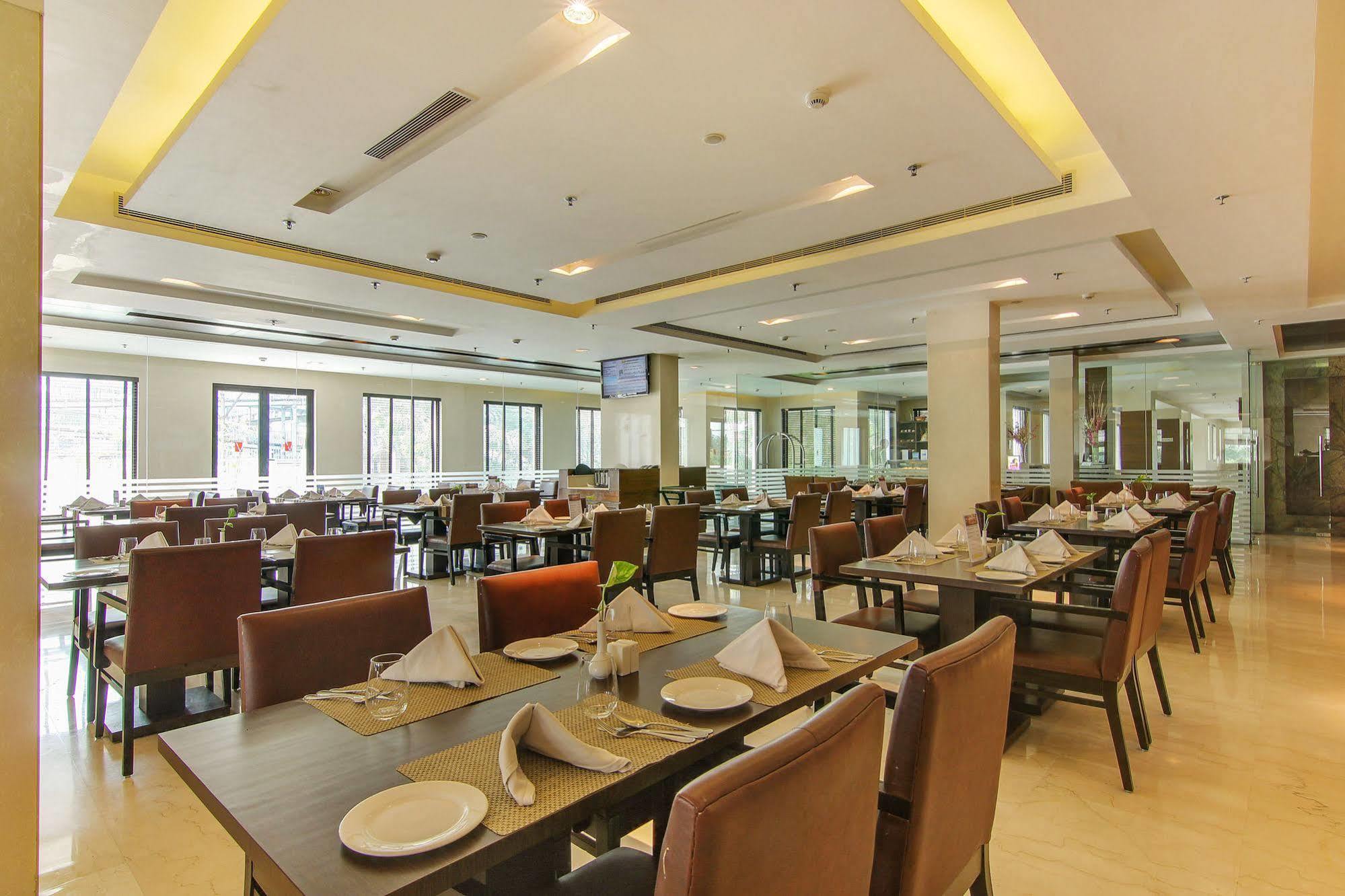 Vibe By The Lalit Traveller Hotel Faridabad Bagian luar foto