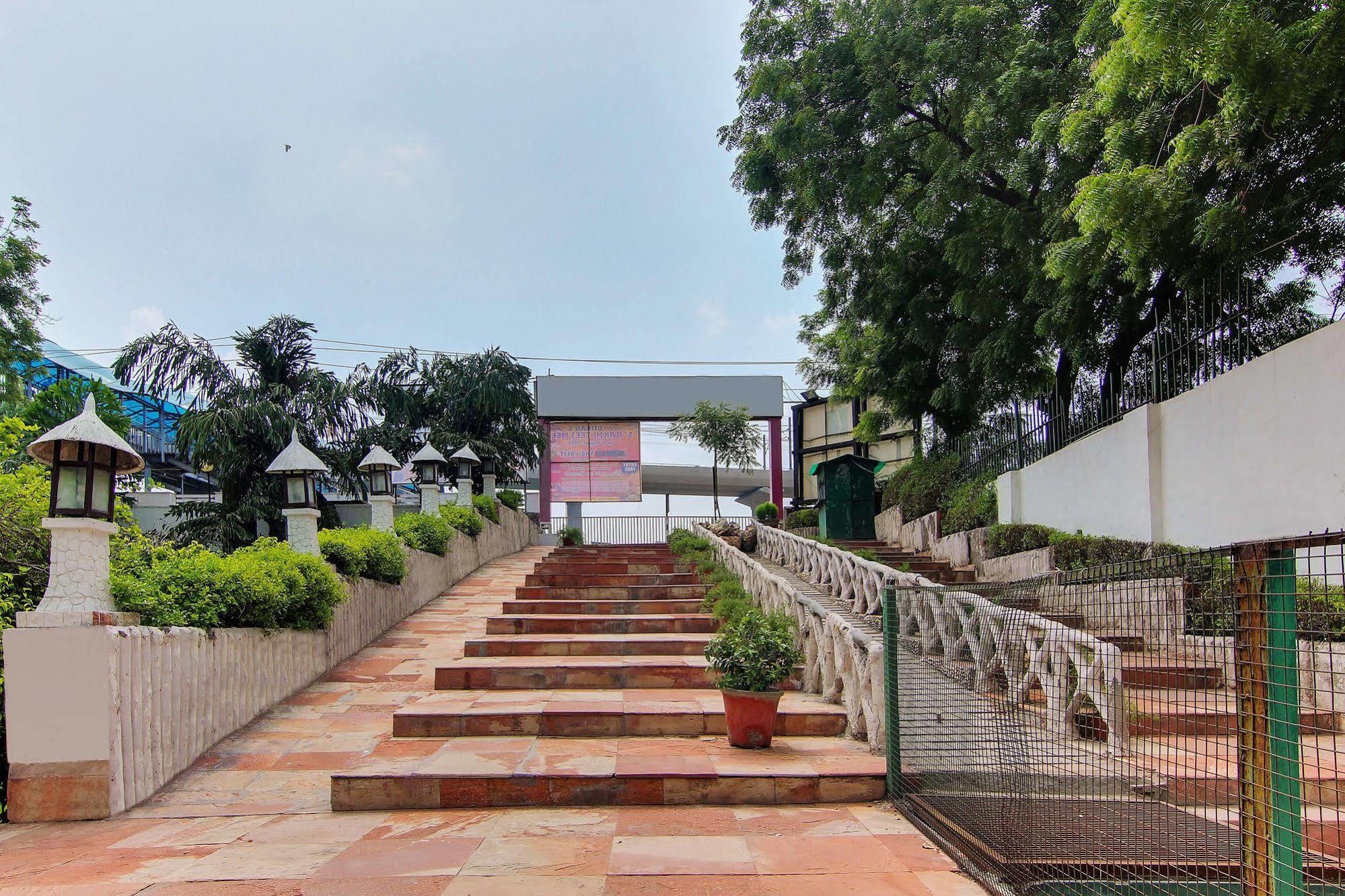 Vibe By The Lalit Traveller Hotel Faridabad Bagian luar foto
