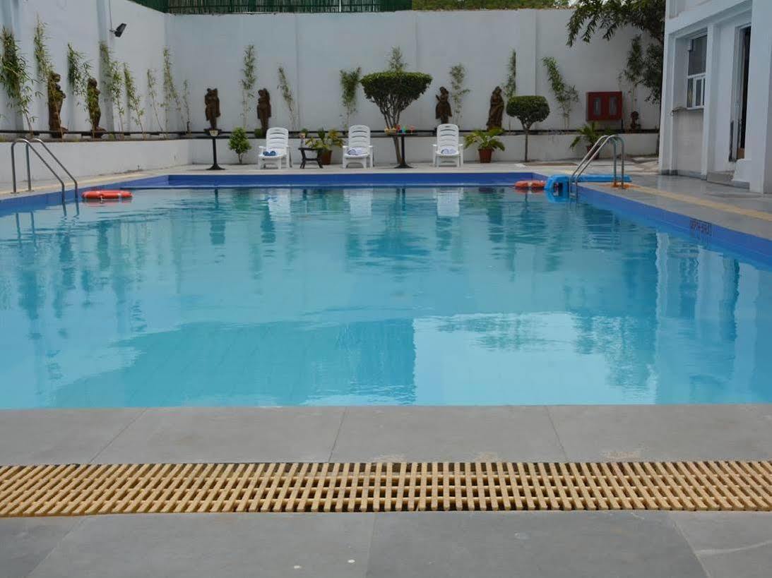 Vibe By The Lalit Traveller Hotel Faridabad Bagian luar foto