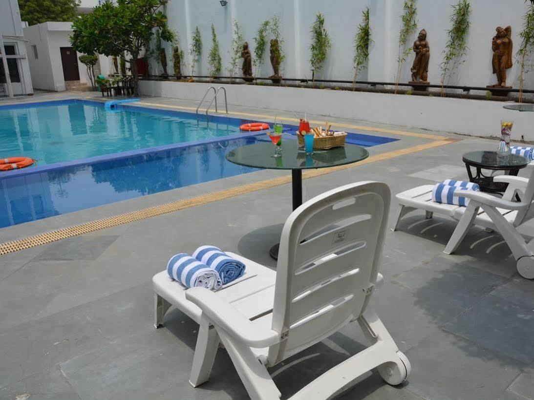 Vibe By The Lalit Traveller Hotel Faridabad Bagian luar foto