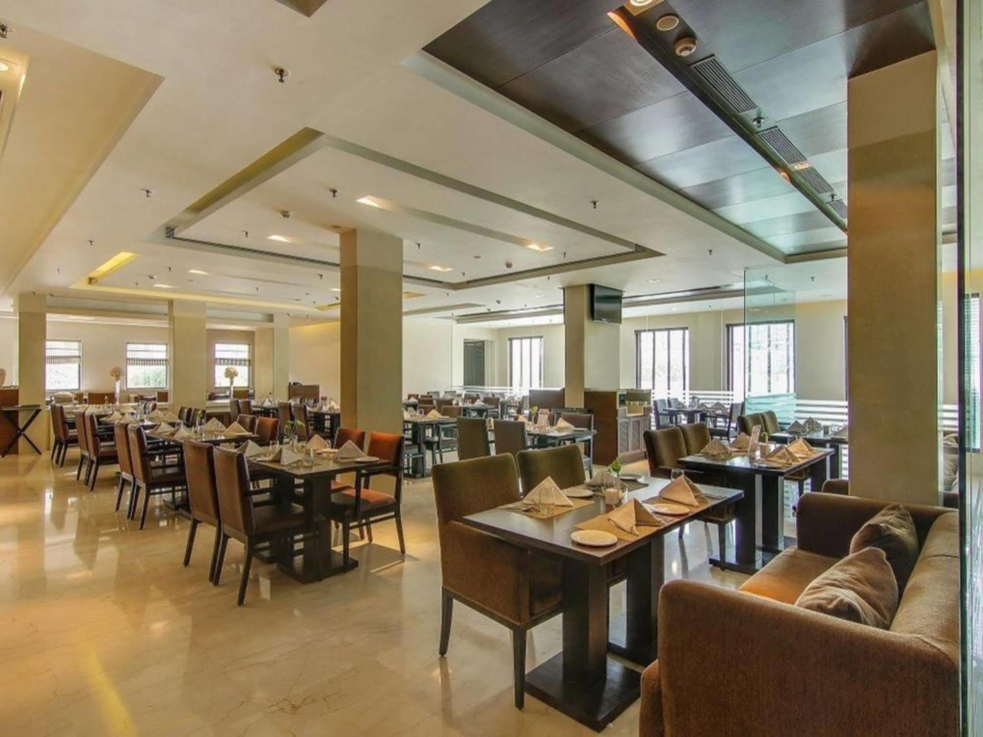Vibe By The Lalit Traveller Hotel Faridabad Bagian luar foto