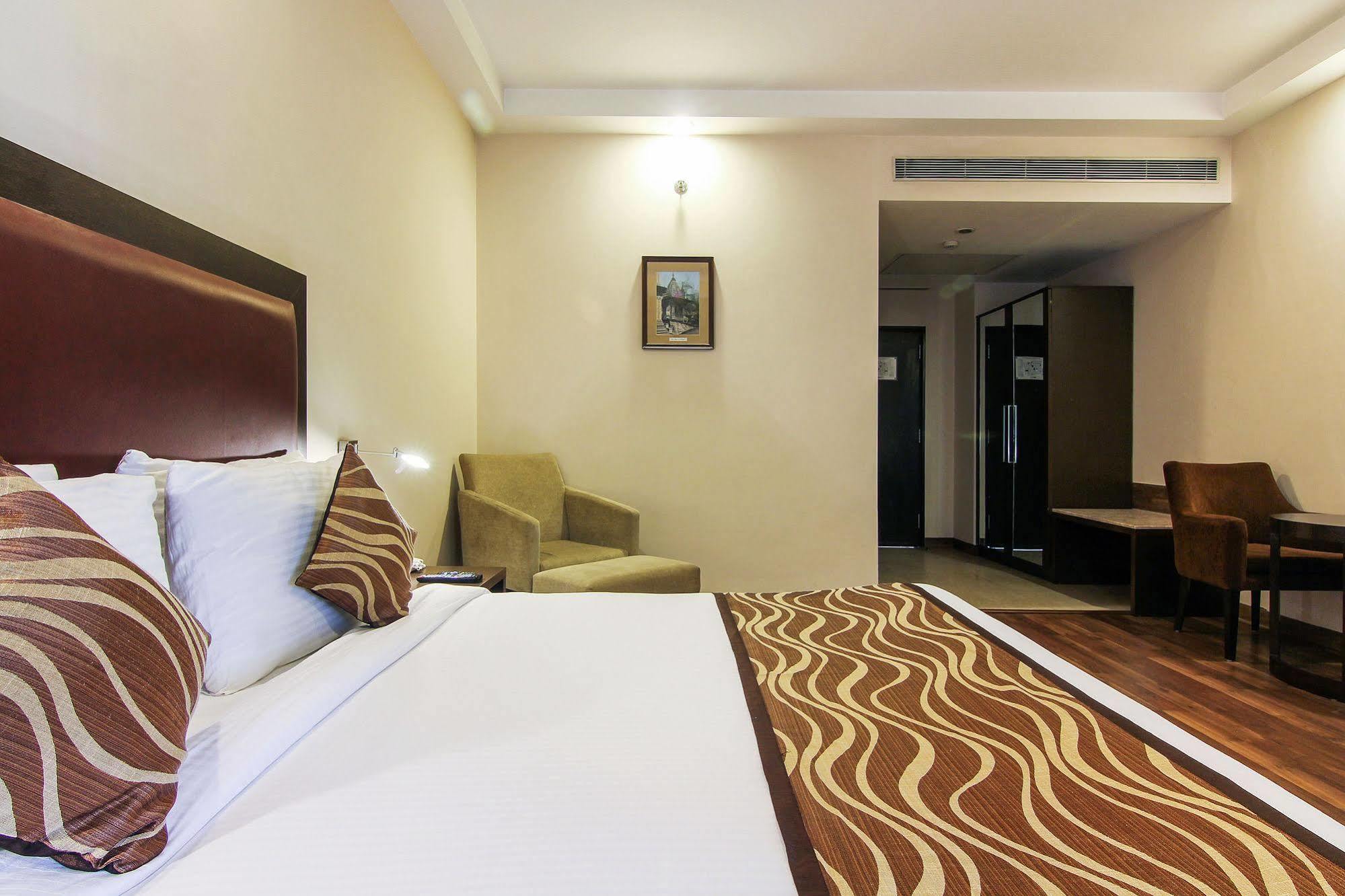 Vibe By The Lalit Traveller Hotel Faridabad Bagian luar foto