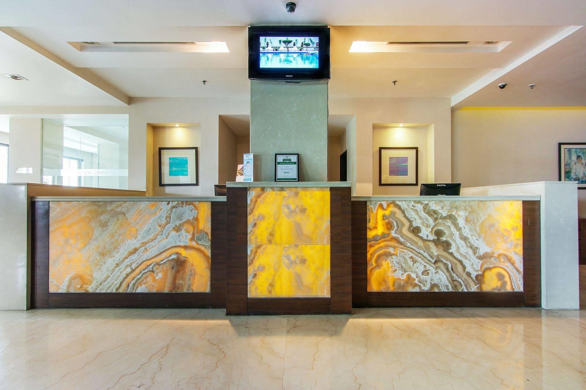 Vibe By The Lalit Traveller Hotel Faridabad Bagian luar foto