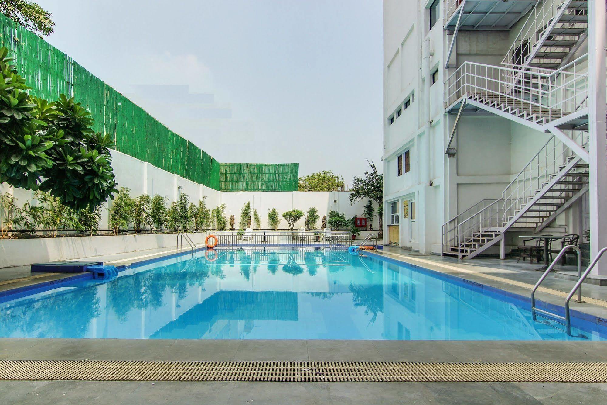 Vibe By The Lalit Traveller Hotel Faridabad Bagian luar foto