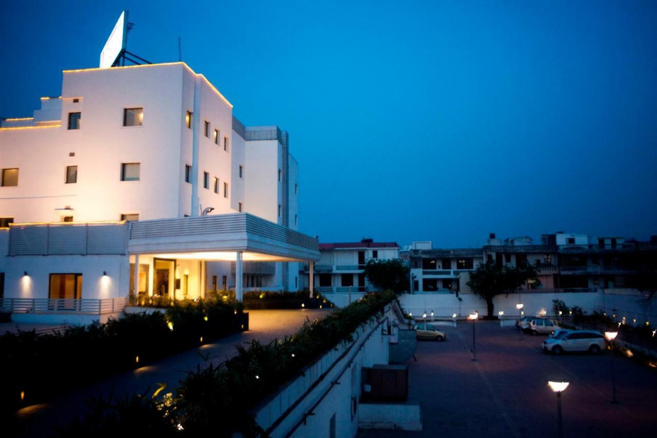 Vibe By The Lalit Traveller Hotel Faridabad Bagian luar foto